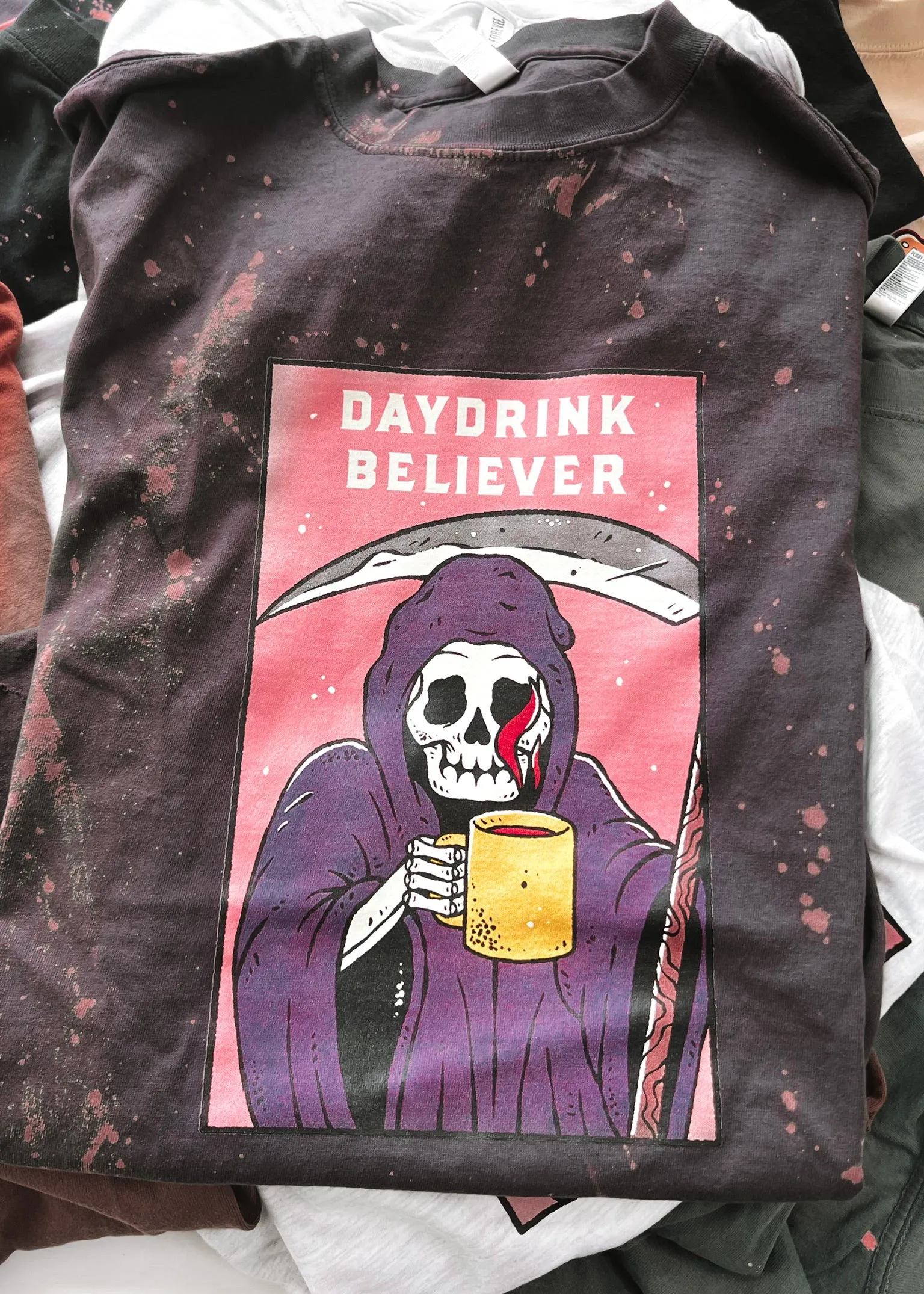 DAYDRINK BELIEVER BLEACHED OUT SIDE SLIT TEE